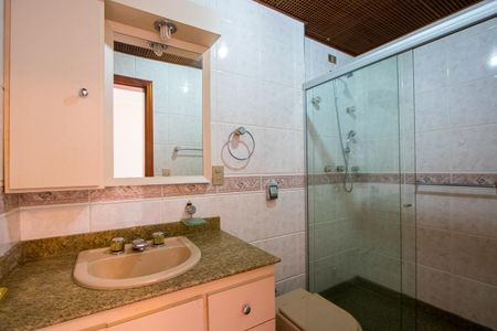 Apartamento à venda com 218m², 4 quartos e 5 vagasBanheiro da Suíte 2