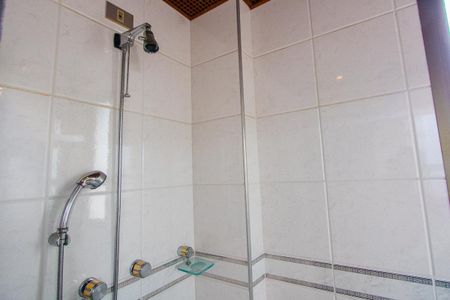 Apartamento à venda com 218m², 4 quartos e 5 vagasBanheiro da Suíte 1