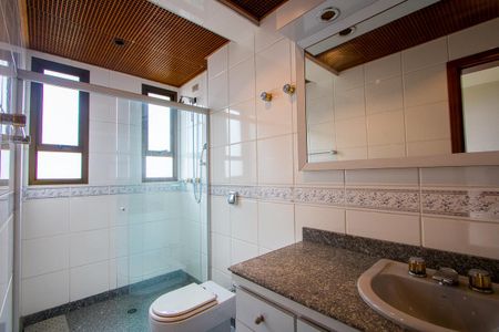 Apartamento à venda com 218m², 4 quartos e 5 vagasBanheiro da Suíte 2