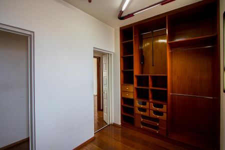 Apartamento à venda com 218m², 4 quartos e 5 vagasCloset Suíte 1