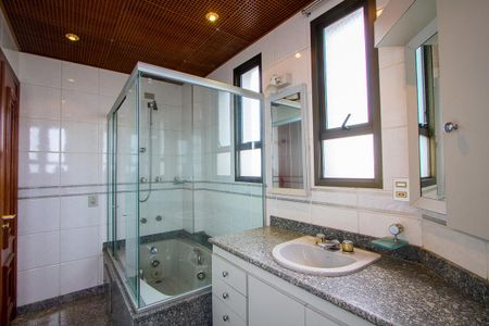 Apartamento à venda com 218m², 4 quartos e 5 vagasBanheiro da Suíte 1