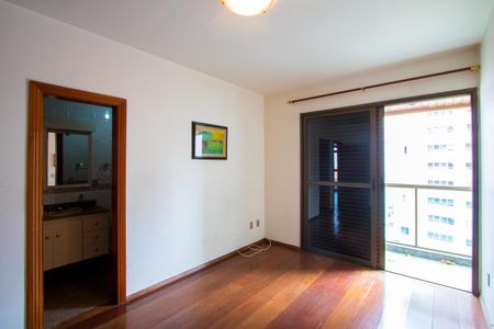 Apartamento à venda com 218m², 4 quartos e 5 vagas Suíte 2