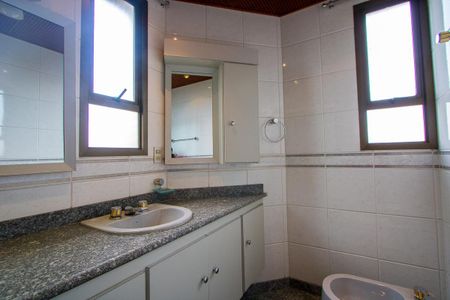 Apartamento à venda com 218m², 4 quartos e 5 vagasBanheiro da Suíte 1
