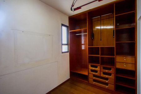 Apartamento à venda com 218m², 4 quartos e 5 vagasCloset Suíte 1