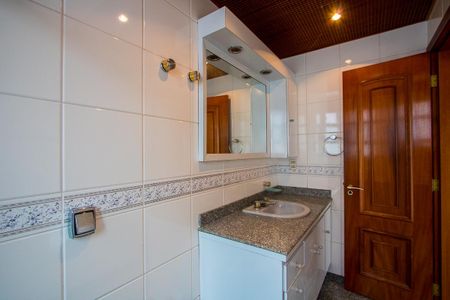 Apartamento à venda com 218m², 4 quartos e 5 vagasBanheiro da Suíte 2