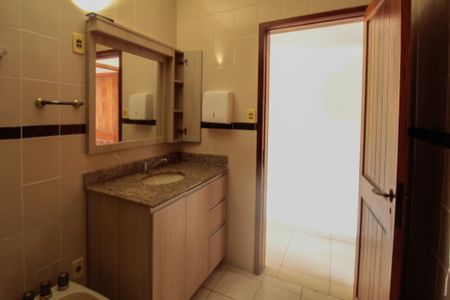 Casa à venda com 344m², 6 quartos e 5 vagasBanheiro 2