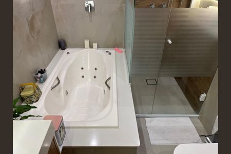 Apartamento à venda com 236m², 3 quartos e 1 vaga Apartamento à venda com 236m², 3 quartos e 1 vagaBanheiro da Suíte