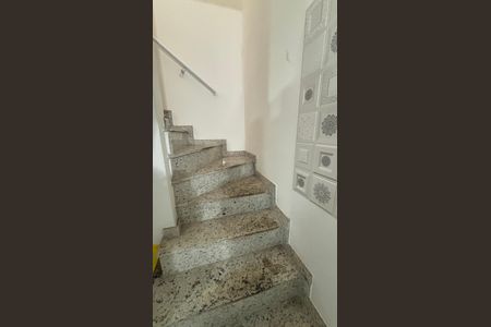 Apartamento à venda com 81m², 2 quartos e 1 vaga Apartamento à venda com 81m², 2 quartos e 1 vagaEscada