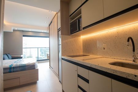 Cozinha de apartamento para alugar com 1 quarto, 28m² em Jardim das Acacias, São Paulo