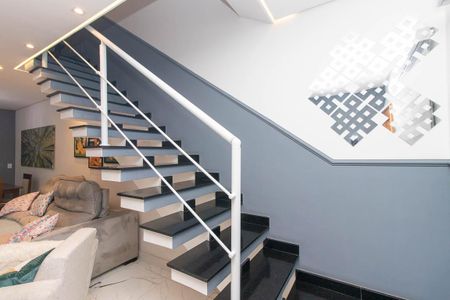 Casa à venda com 131m², 3 quartos e 2 vagasEscada