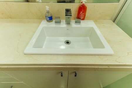 Apartamento à venda com 230m², 4 quartos e 4 vagas Apartamento à venda com 230m², 4 quartos e 4 vagasBanheiro da Suíte 1