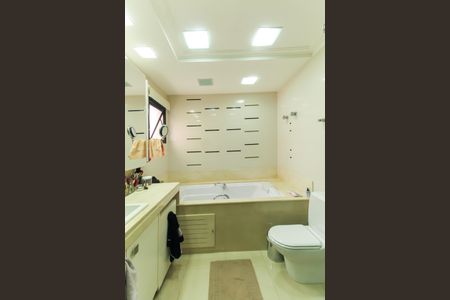 Apartamento à venda com 230m², 4 quartos e 4 vagas Apartamento à venda com 230m², 4 quartos e 4 vagasBanheiro da Suíte 2