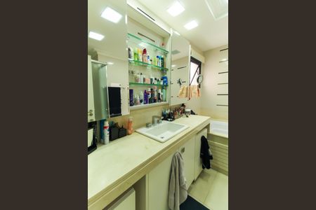 Apartamento à venda com 230m², 4 quartos e 4 vagas Apartamento à venda com 230m², 4 quartos e 4 vagasBanheiro da Suíte 2