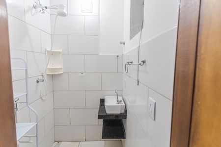 Banheiro Social de kitnet/studio para alugar com 1 quarto, 15m² em Santa Efigênia, Belo Horizonte