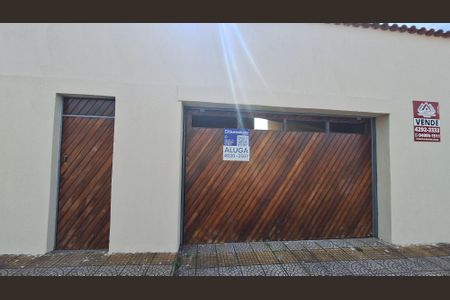 Casa para alugar com 280m², 3 quartos e 6 vagas Casa para alugar com 280m², 3 quartos e 6 vagasFachada