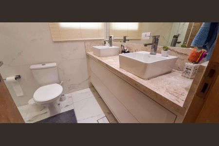 Casa à venda com 480m², 4 quartos e 4 vagas Casa à venda com 480m², 4 quartos e 4 vagasBanheiro da Suíte