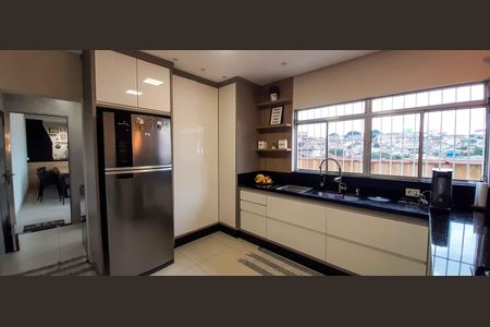 Casa à venda com 480m², 4 quartos e 4 vagas Casa à venda com 480m², 4 quartos e 4 vagasCozinha