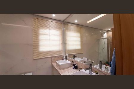 Casa à venda com 480m², 4 quartos e 4 vagas Casa à venda com 480m², 4 quartos e 4 vagasBanheiro da Suíte