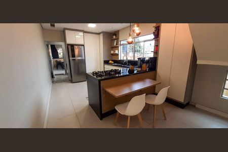 Casa à venda com 480m², 4 quartos e 4 vagas Casa à venda com 480m², 4 quartos e 4 vagasCozinha