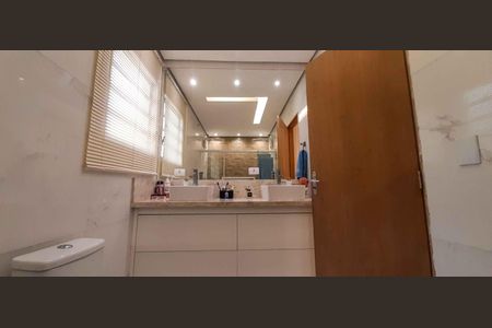Casa à venda com 480m², 4 quartos e 4 vagas Casa à venda com 480m², 4 quartos e 4 vagasBanheiro da Suíte