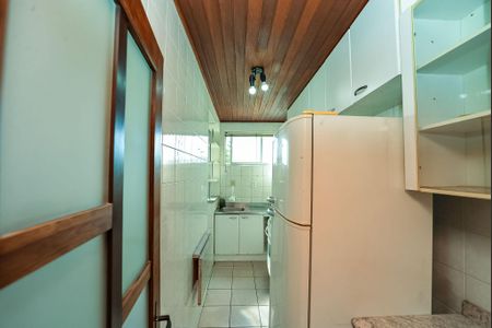 Cozinha e Área de Serviço de apartamento para alugar com 3 quartos, 73m² em Jardim Califórnia, Porto Alegre
