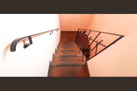 Casa à venda com 172m², 3 quartos e 3 vagas Casa à venda com 172m², 3 quartos e 3 vagasEscada