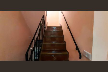 Casa à venda com 172m², 3 quartos e 3 vagas Casa à venda com 172m², 3 quartos e 3 vagasEscada