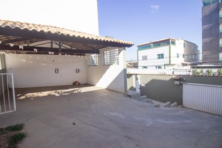 Casa à venda com 361m², 3 quartos e 6 vagasQuintal