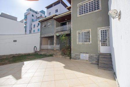 Casa à venda com 361m², 3 quartos e 6 vagasQuintal