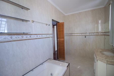 Casa à venda com 361m², 3 quartos e 6 vagasBanheiro da Suíte