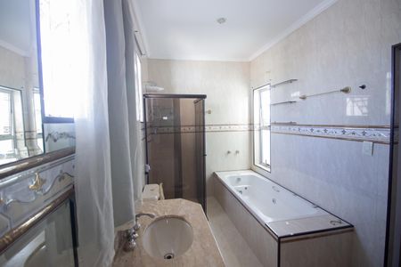 Casa à venda com 361m², 3 quartos e 6 vagasBanheiro da Suíte