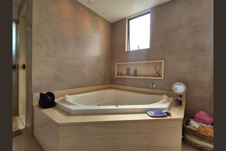 Casa de condomínio à venda com 680m², 5 quartos e 3 vagas Casa de condomínio à venda com 680m², 5 quartos e 3 vagasBanheiro da Suíte 3