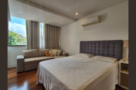 Casa de condomínio à venda com 680m², 5 quartos e 3 vagas Casa de condomínio à venda com 680m², 5 quartos e 3 vagasSuíte 2