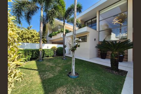 Casa de condomínio à venda com 680m², 5 quartos e 3 vagas Casa de condomínio à venda com 680m², 5 quartos e 3 vagasÁrea comum