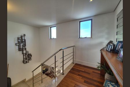 Casa de condomínio à venda com 680m², 5 quartos e 3 vagas Casa de condomínio à venda com 680m², 5 quartos e 3 vagasSala 2