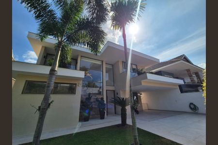 Casa de condomínio à venda com 680m², 5 quartos e 3 vagas Casa de condomínio à venda com 680m², 5 quartos e 3 vagasFachada