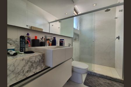 Casa de condomínio à venda com 680m², 5 quartos e 3 vagas Casa de condomínio à venda com 680m², 5 quartos e 3 vagasBanheiro da Suíte 1