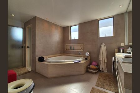 Casa de condomínio à venda com 680m², 5 quartos e 3 vagas Casa de condomínio à venda com 680m², 5 quartos e 3 vagasBanheiro da Suíte 3