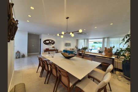 Casa de condomínio à venda com 680m², 5 quartos e 3 vagas Casa de condomínio à venda com 680m², 5 quartos e 3 vagasSala