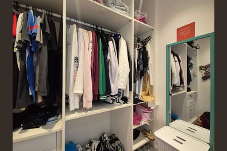 Casa de condomínio à venda com 680m², 5 quartos e 3 vagas Casa de condomínio à venda com 680m², 5 quartos e 3 vagasCloset da suíte 4