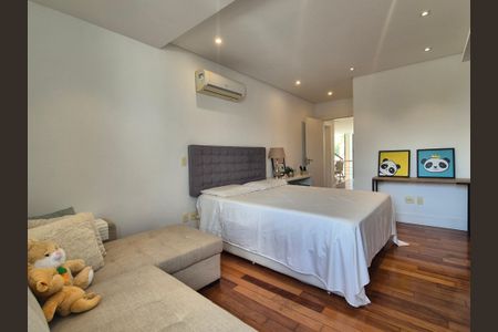 Casa de condomínio à venda com 680m², 5 quartos e 3 vagas Casa de condomínio à venda com 680m², 5 quartos e 3 vagasSuíte 2