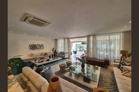 Casa de condomínio à venda com 680m², 5 quartos e 3 vagas Casa de condomínio à venda com 680m², 5 quartos e 3 vagasSala