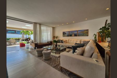 Casa de condomínio à venda com 680m², 5 quartos e 3 vagas Casa de condomínio à venda com 680m², 5 quartos e 3 vagasSala