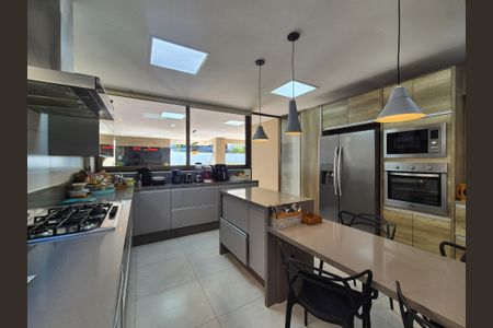 Casa de condomínio à venda com 680m², 5 quartos e 3 vagas Casa de condomínio à venda com 680m², 5 quartos e 3 vagasCozinha