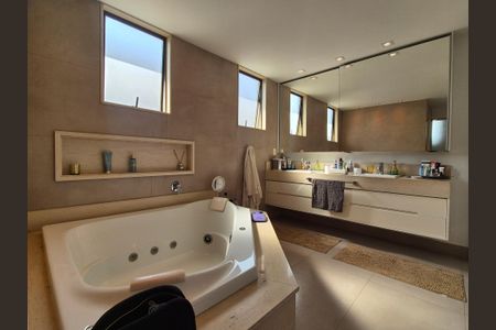 Casa de condomínio à venda com 680m², 5 quartos e 3 vagas Casa de condomínio à venda com 680m², 5 quartos e 3 vagasBanheiro da Suíte 3