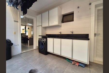 Casa de condomínio à venda com 680m², 5 quartos e 3 vagas Casa de condomínio à venda com 680m², 5 quartos e 3 vagasÁrea de Serviço