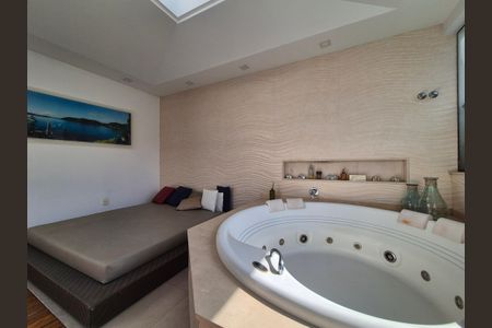 Casa de condomínio à venda com 680m², 5 quartos e 3 vagas Casa de condomínio à venda com 680m², 5 quartos e 3 vagasÁrea comum