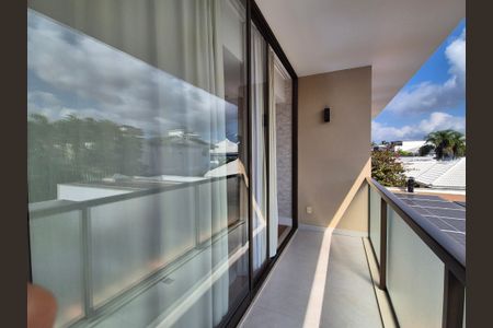 Casa de condomínio à venda com 680m², 5 quartos e 3 vagas Casa de condomínio à venda com 680m², 5 quartos e 3 vagasVaranda da Suíte 3