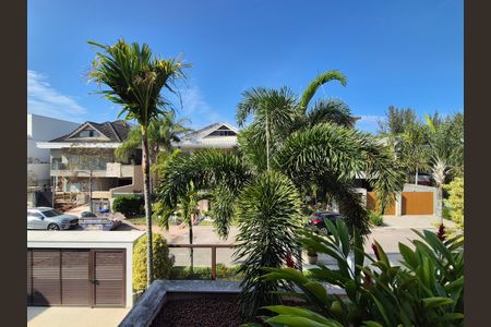 Casa de condomínio à venda com 680m², 5 quartos e 3 vagas Casa de condomínio à venda com 680m², 5 quartos e 3 vagasVaranda da Suíte 1