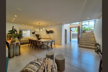 Casa de condomínio à venda com 680m², 5 quartos e 3 vagas Casa de condomínio à venda com 680m², 5 quartos e 3 vagasSala